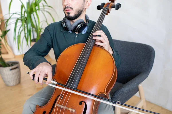 Jeune homme contemporain glissant violoncelle contre cordes de violoncelle — Photo