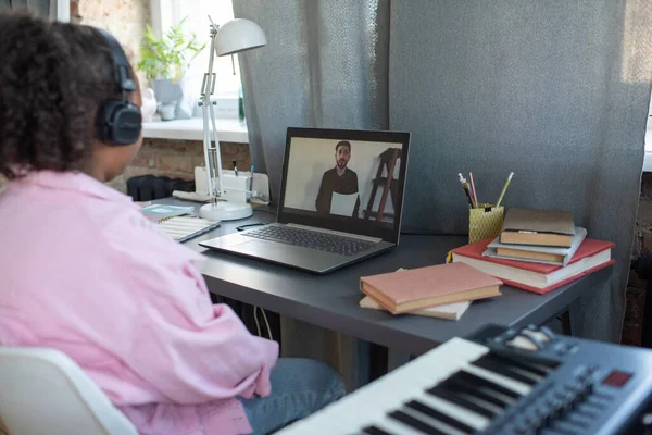 Jonge leraar op laptop scherm uit te leggen online student hoe muziekinstrument te bespelen — Stockfoto