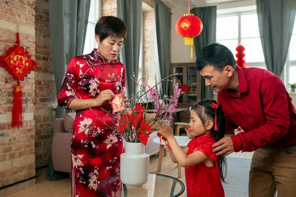 Joven familia china preparándose para el año nuevo —  Fotos de Stock