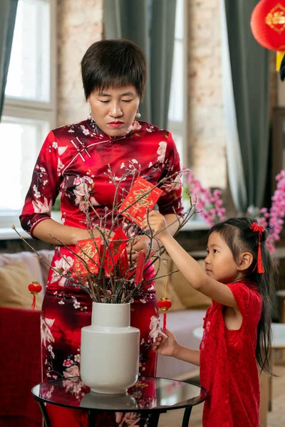 Giovane donna asiatica guardando la sua piccola figlia — Foto Stock