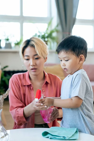 Mignon petit garçon aider sa mère avec les tâches domestiques — Photo