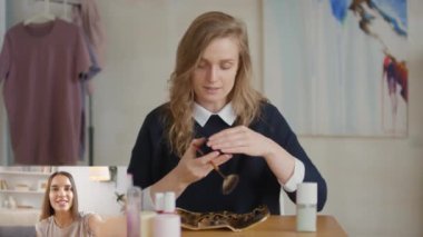 Genç bayan MUA 'nın makyaj yaptığı ve video çağrısında öğretmenlik yaptığı ekranı böl