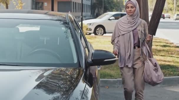 Мусульманка Хіджабі Карета Ходять Машини Мішком Тренажерів Сідають Машину Перед — стокове відео