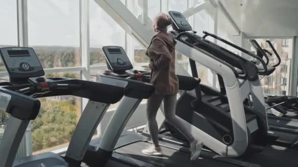 Muslim Woman Hijab Sportswear Running Treadmill While Exercising Modern Gym — Stockvideo