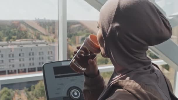 히잡을 이슬람 헬스클럽에서 훈련하는 병에서 마시고 — 비디오