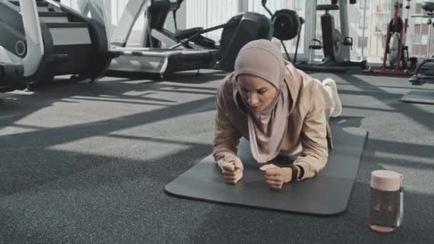 Muslimische Frau Hijab Und Sportkleidung Macht Brettgymnastik Und Ruht Sich — Stockvideo