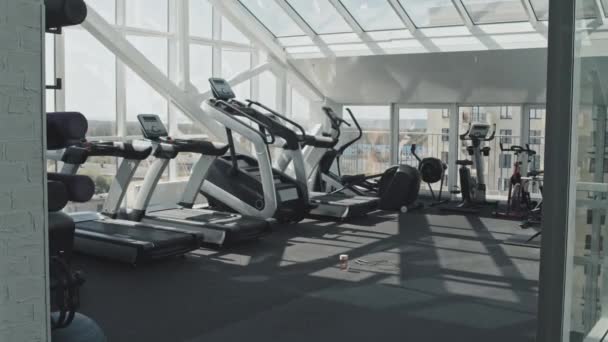 Interior Gimnasio Moderno Con Equipos Fitness Paredes Vidrio Techo — Vídeo de stock