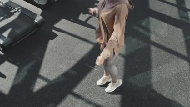 Високий Кут Нахил Пострілу Мусульманки Хіджаб Спортивного Одягу Стрибки Мотузки — стокове відео