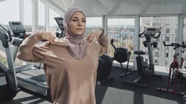 Wanita Muslim Yang Cantik Mengenakan Jilbab Dan Pakaian Olahraga Melakukan — Stok Video