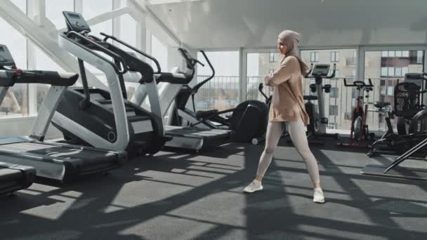 Fit Muslimische Frau Hijab Und Sportbekleidung Dreht Sich Mit Dem — Stockvideo