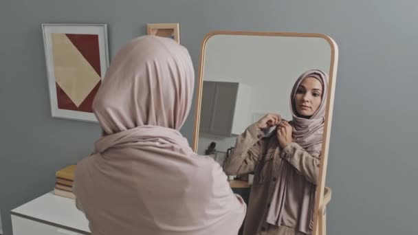 Frumoasă Femeie Musulmană Care Pune Hijab Uită Oglindă Timp Îmbracă — Videoclip de stoc