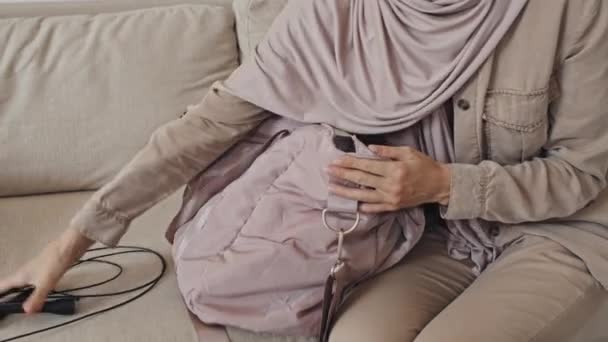 Primo Piano Colpo Donna Hijab Seduto Sul Divano Casa Imballaggio — Video Stock