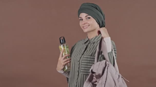 Spor Çantalı Limon Salatalıklı Kameraya Gülümseyen Güzel Müslüman Kadının Stüdyo — Stok video