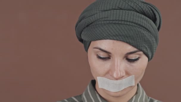 Portret Muzułmanki Hidżabie Usuwającej Taśmę Ust Uśmiechającej Się Kamery Studio — Wideo stockowe