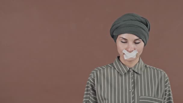Portret Muzułmanki Hidżabie Taśmą Ustach Pozującej Kamery Studio — Wideo stockowe
