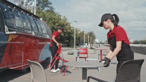 Colpo Medio Due Giovani Camionisti Uniforme Tavoli Pulizia Portando Sedie — Video Stock