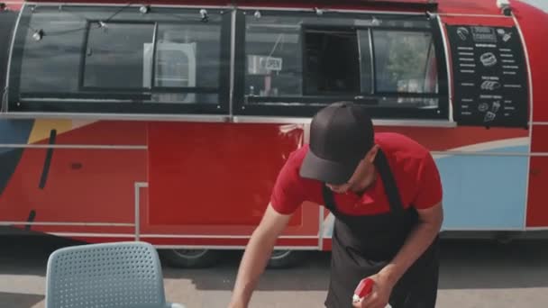 Средний Снимок Молодого Ближневосточного Работника Уличного Фургона Едой Убирающего Столы — стоковое видео