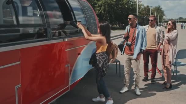 Diverse Junge Leute Stehen Sonnigen Tagen Schlange Vor Dem Imbisswagen — Stockvideo