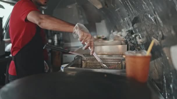 Orta Boy Orta Doğulu Genç Bir Adam Bayan Arkadaşının Yemek — Stok video