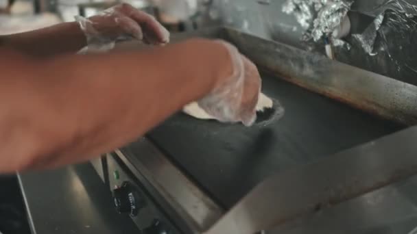 Zblízka Nerozpoznatelné Ruce Otáčení Taco Shell Při Zahřívání Otevřené Pita — Stock video