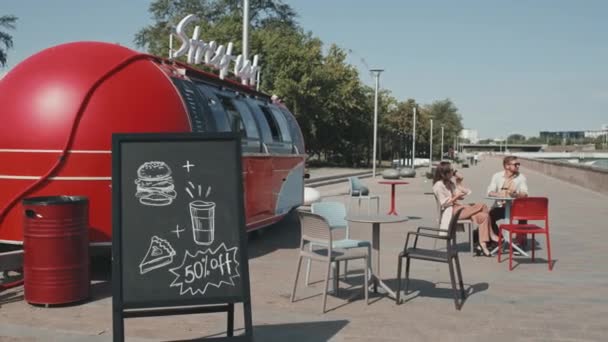 Amplia Toma Pareja Joven Sentada Mesa Por Camión Comida Aire — Vídeos de Stock
