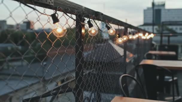 Nessuna Gente Sparato Accogliente Terrazza Caffè Decorato Con Lampadine Gialle — Video Stock