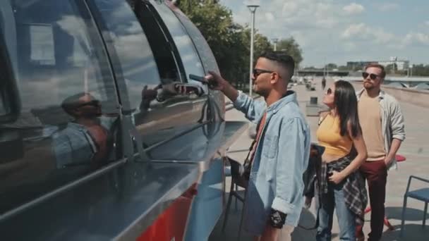 Mediana Toma Joven Hombre Oriente Medio Pidiendo Comida Callejera Camión — Vídeo de stock