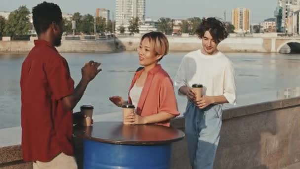 Середній Знімок Чотирьох Молодих Різноманітних Друзів Паперовими Чашками Зустрічаються Відкритому — стокове відео