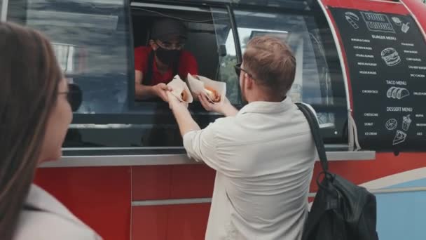 Colpo Medio Giovane Uomo Che Compra Due Hot Dog Stesso — Video Stock