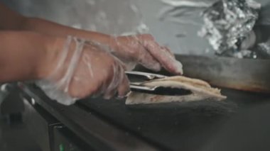 Mutfaktaki profesyonel pide fırınında ısıtırken tanınmayan ellerin taco yapmasını engelle.