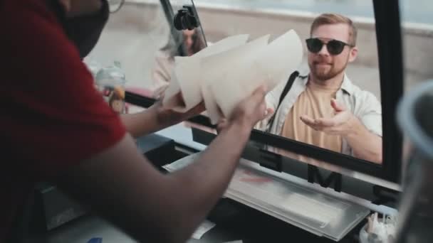 Mittlere Aufnahme Eines Mannes Der Sommer Hotdogs Aus Einem Lebensmittelanhänger — Stockvideo