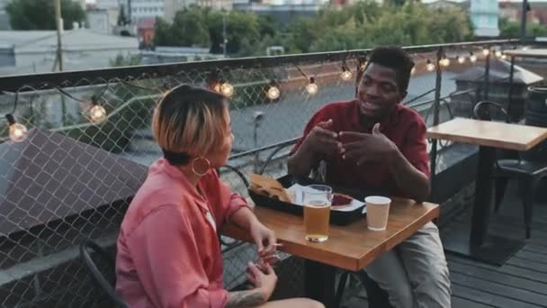 Közepes Felvétel Fiatal Változatos Barátokról Akik Sört Isznak Beszélgetnek Nyári — Stock videók