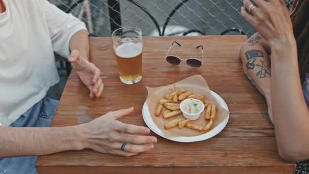 Arkadaşın Açık Çatıdaki Küçük Ahşap Masada Oturup Patates Kızartmasıyla Bira — Stok video