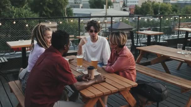 Sıcak Bir Yaz Akşamında Çatıdaki Kafede Oturmuş Sohbet Eden Bir — Stok video