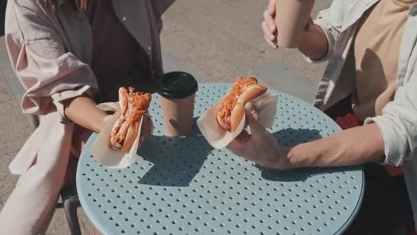 Plan Recadré Jeunes Couples Méconnaissables Appréciant Les Hot Dogs Café — Video