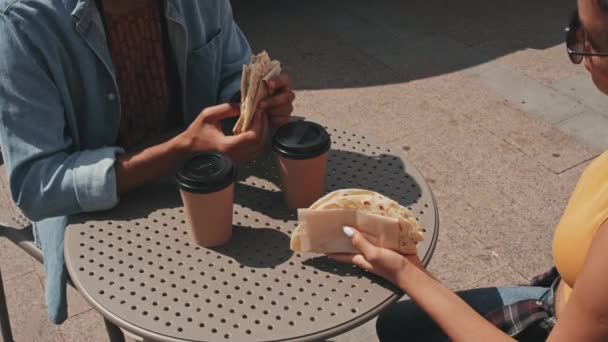 Güneşli Bir Günde Açık Hava Kafeteryasında Oturup Taco Yiyip Kahve — Stok video