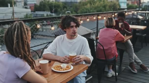 Medium Shot Young Hipster Man Glass Beer Talking His Girlfriend — Stockvideo