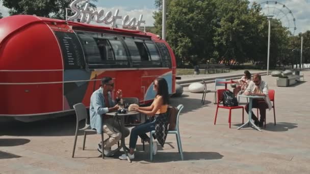 Amplia Toma Diversas Personas Sentadas Mesas Cafetería Aire Libre Por — Vídeos de Stock