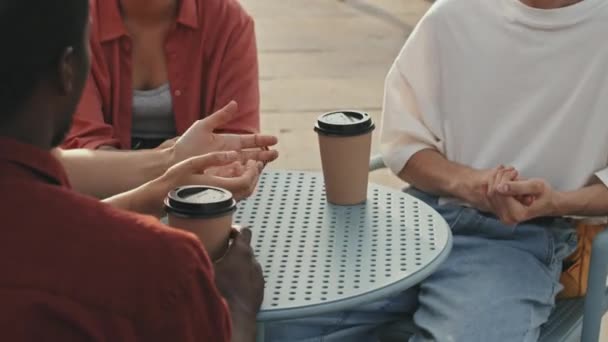 Обрезанный Снимок Группы Молодых Людей Болтающих Время Питья Кофе Бумажных — стоковое видео