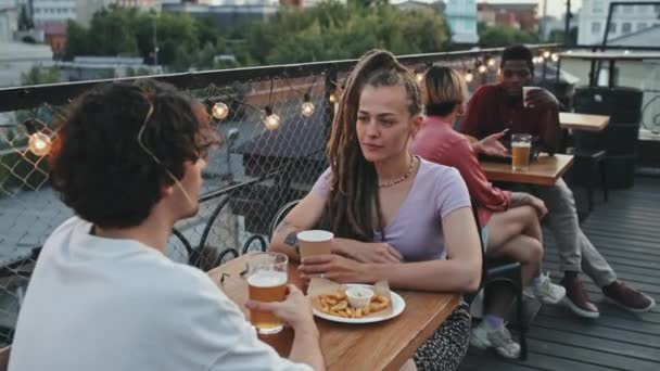 Medium Schot Van Jonge Blanke Vrouw Met Tatoeages Dreadlocks Praten — Stockvideo