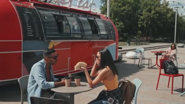 Jovem Casal Biracial Comer Tacos Ter Uma Conversa Enquanto Sentado — Vídeo de Stock