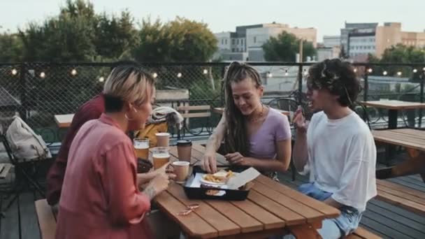 Orta Boy Bir Grup Genç Arkadaş Patates Kızartması Yiyor Bira — Stok video