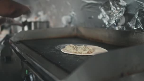 Gros Plan Mains Méconnaissables Remplissant Tacos Avec Mélange Bœuf Sur — Video