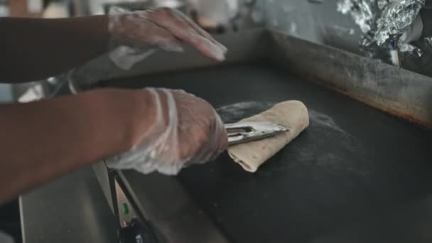 Zblízka Nerozpoznatelné Ruce Dělat Lahodné Tacos Otevřené Peci Pita Kuchyni — Stock video