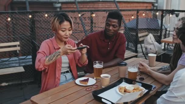 Genç Asyalı Bir Kadının Yaz Akşamını Çok Irklı Arkadaşlarıyla Birlikte — Stok video