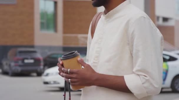 Inclinazione Giovane Uomo Nero Con Camicia Bianca Kufi Tenendo Perline — Video Stock
