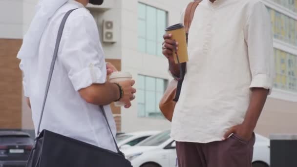 Inclinando Dois Jovens Muçulmanos Bebendo Café Copos Papel Cidade Conversando — Vídeo de Stock