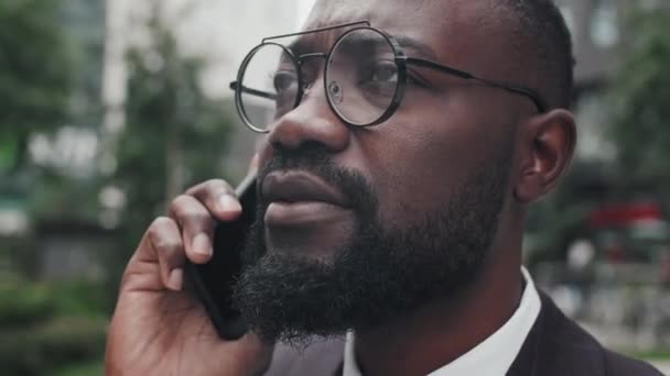 Extrême Gros Plan Avec Suivi Homme Affaires Afro Américain Dans — Video