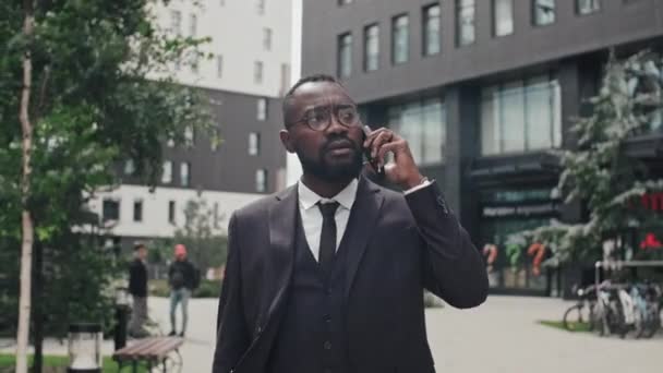 Handheld Tracking Shot Successful African American Businessman Suit Glasses Walking — 图库视频影像
