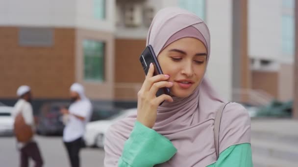 Fiatal Muszlim Hidzsábot Visel Mosolyog Mobilon Beszél Szabadban Áll Városban — Stock videók